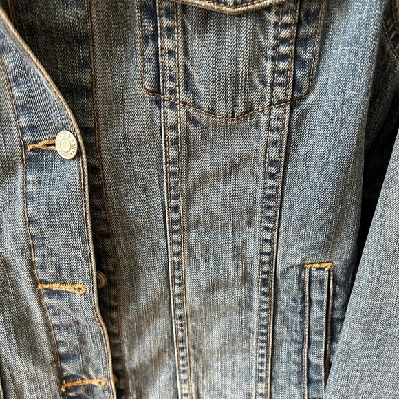 NWOT Old Navy denim jacket. Light distressing. Medium wash. Classic. Size L - Picture 3 of 11